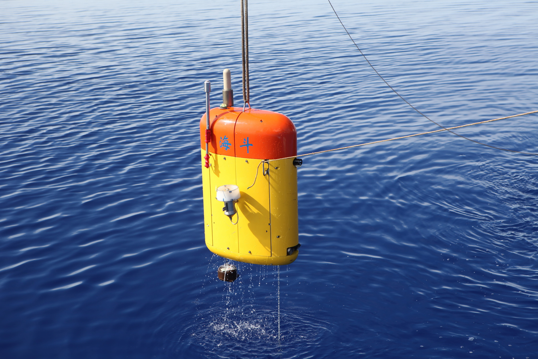 “海斗一号”全海深自主遥控水下机器人完成湖上试验--沈阳自动化研究所
